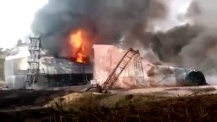 Copertina di Russia, deposito di carburante e base militare in fiamme: quarto incendio sospetto in pochi giorni tra scambi d’accuse e ipotesi sabotaggio