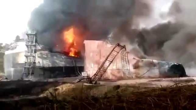 Russia, deposito di carburante e base militare in fiamme: quarto incendio sospetto in pochi giorni tra scambi d’accuse e ipotesi sabotaggio