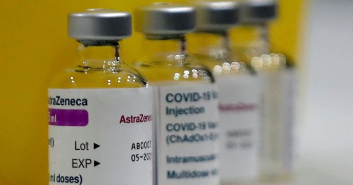 Copertina di L’Italia ora regala i vaccini, ma sono di AstraZeneca