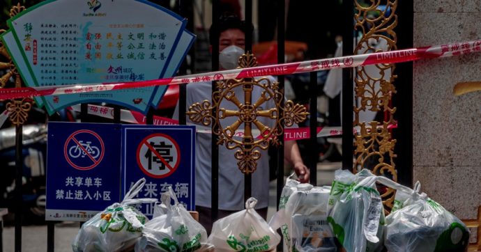 Covid in Cina, l’ondata di Omicron spaventa Pechino: code nei supermarket. Giù le Borse