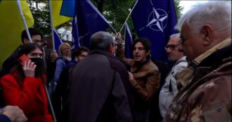 Copertina di Torino, tensione alla fiaccolata per il 25 aprile: contestato consigliere che esponeva bandiera della Nato. A fine corteo bruciate quelle del Pd