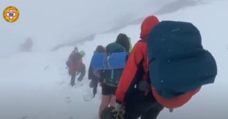 Copertina di Gruppo di scout soccorso dopo una bufera di neve: “Quando li abbiamo visti con quei pantaloncini, stentavamo a crederci”