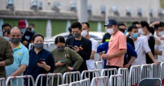Copertina di Covid, dopo Shanghai si teme il lockdown anche a Pechino: test di massa per 20 milioni di persone