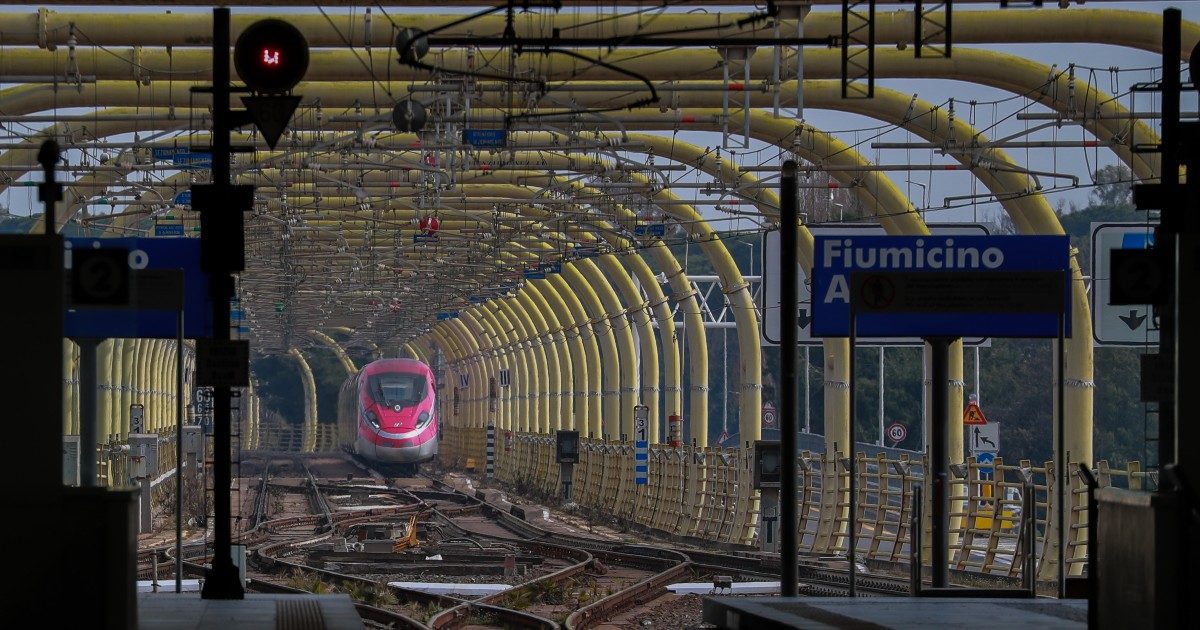 “I 27 disabili costretti a scendere dal treno? Solo uno dei casi”. Stazioni non accessibili e difficoltà di prenotazione: ecco perché in Italia viaggiare non è per tutti