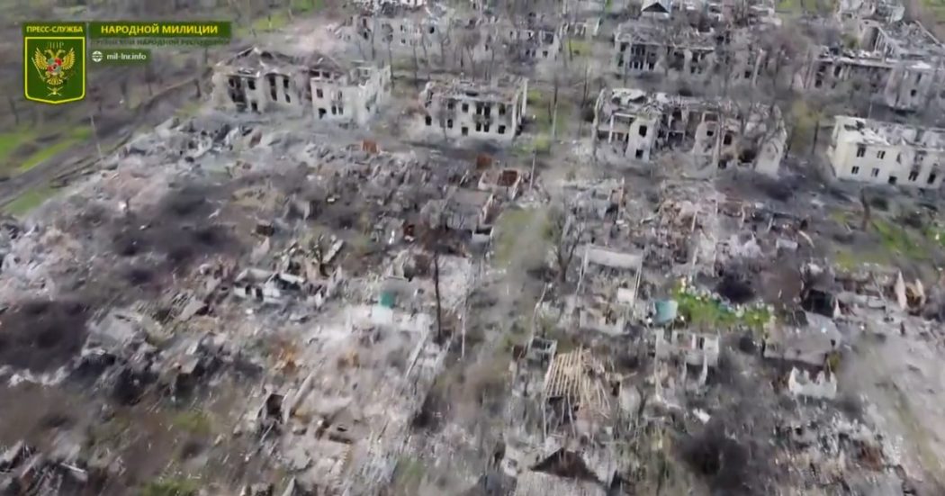 Guerra in Ucraina, la cittadina di Novotoshkivske occupata dai russi: in un video le immagini del centro raso al suolo dai bombardamenti