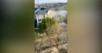 Transnistria, le immagini dell’attacco contro la sede del ministero per la Sicurezza a Tiraspol: “Sparati colpi da un lanciagranate anticarro”