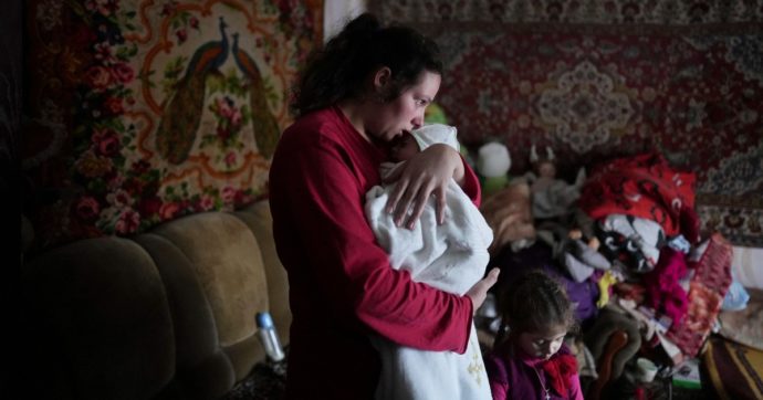 Guerra Russia-Ucraina, l’assedio di Mariupol negli occhi dei bambini: “Bevevamo l’urina. Hanno sparato alla mamma davanti a me”