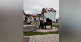 Copertina di Guerra Russia-Ucraina, il pianista suona Chopin davanti alle rovine della ‘Casa della cultura’ di Irpin – Video