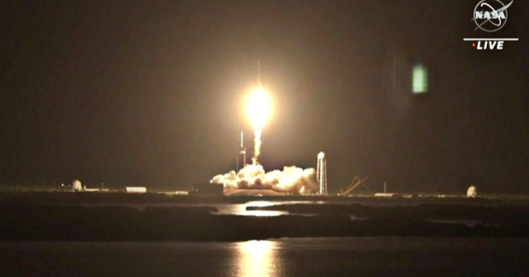 Spazio, il razzo SpaceX decolla con l’equipaggio della Nasa diretto alla Iss: c’è anche Samantha Cristoforetti – Video