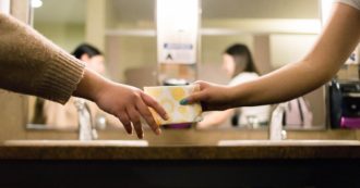 Copertina di Assorbente nel bagno dello spogliatoio, parte la caccia alle lavoratrici col ciclo