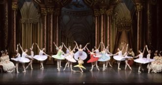 Copertina di Ucraina, le piccole danzatrici accolte dalla Scala di Milano ma non solo: le accademie e i teatri danno possibilità di studio ai giovani artisti in fuga dalla guerra