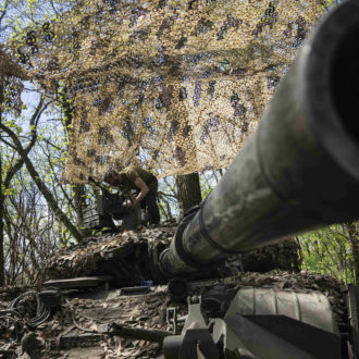 Copertina di Draghi da Biden e altre armi (segrete). Il Fatto di domani 28 aprile