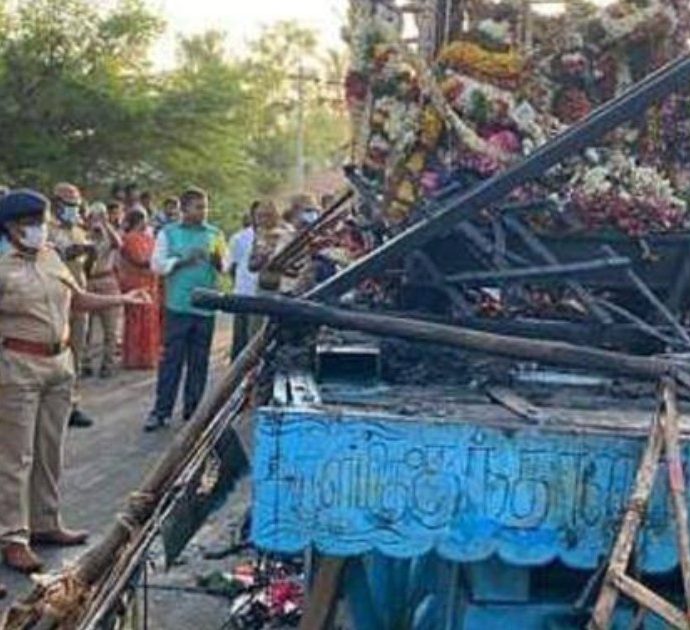 L’altare a forma di torre urta un cavo dell’alta tensione: undici morti durante la processione
