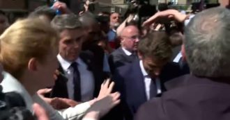 Copertina di Parigi, lancio di pomodori contro Macron durante la sua prima uscita pubblica dopo la rielezione