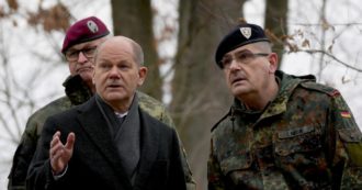 Copertina di Scholz in crisi: arma Kiev assediato dalla coalizione