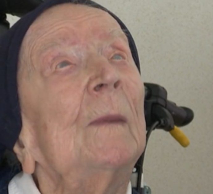 Suor Andrée, è lei la persona più anziana del mondo: 118 anni, la passione per i dolci e un bicchiere di vino al giorno