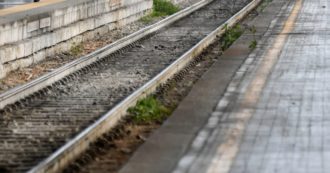 Copertina di Tenta di attraversare i binari: ragazzo 15enne muore investito da un treno nel Bresciano