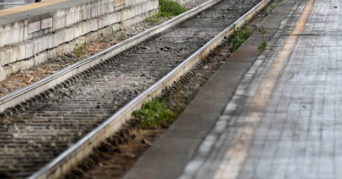 Tenta di attraversare i binari: ragazzo 15enne muore investito da un treno nel Bresciano