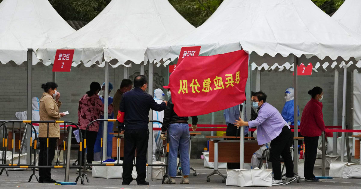 Covid, a Pechino si temono nuovi lockdown: corsa per acquistare frigo e scorte triplicate nei supermercati. La strategia anti-contagio di Xi Jinping incrocia l’ipotesi del terzo mandato
