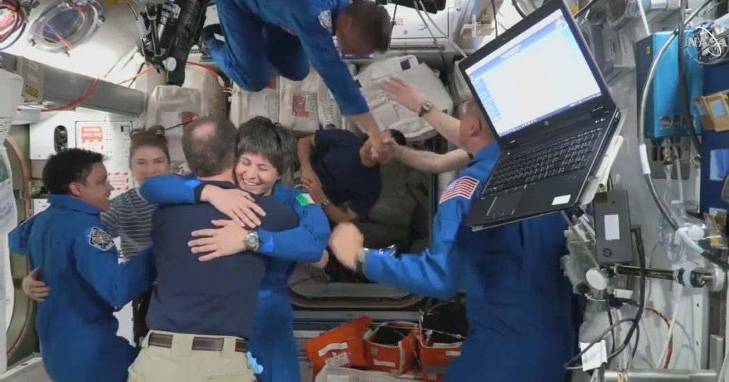 Samantha Cristoforetti arriva a bordo della Stazione Spaziale Internazionale: ecco l’accoglienza dell’equipaggio – Video