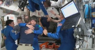 Copertina di Samantha Cristoforetti arriva a bordo della Stazione Spaziale Internazionale: ecco l’accoglienza dell’equipaggio – Video