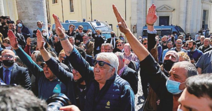 Copertina di Funerale “Donna Assunta”, tra “presente” e saluti romani