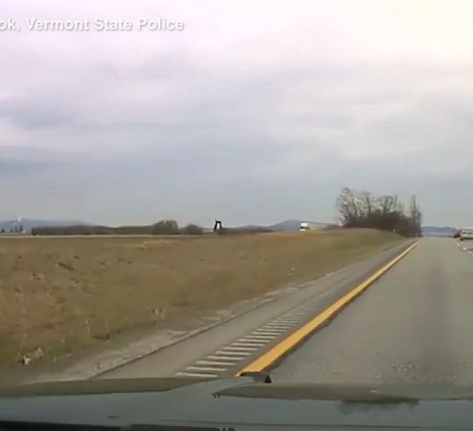 La sedia vola da un camioncino e finisce sul parabrezza di un’auto della polizia: l’incidente nel Vermont – Video