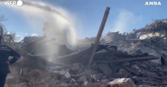 Guerra Russia-Ucraina, macerie a Zaporzhzhia dopo gli attacchi russi: i vigili del fuoco al lavoro – Video