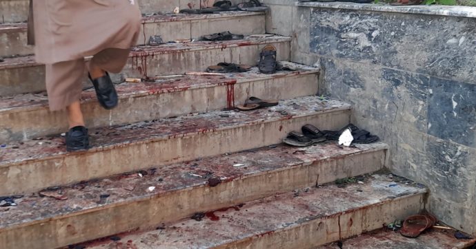 Kabul, esplosione in una moschea: oltre 50 morti, diversi feriti. L’attacco durante l’ultimo venerdì di Ramadan