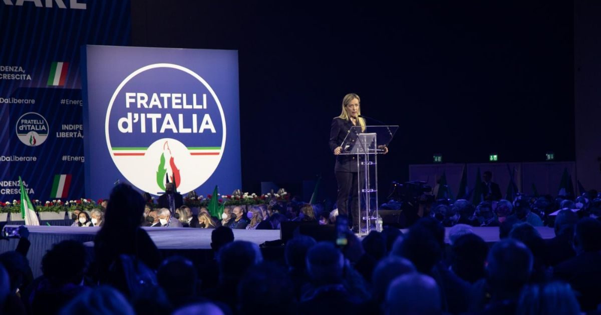 Fratelli d’Italia, la corsa per Palazzo Chigi parte da Milano. Meloni mette il partito al lavoro sul programma: “Ma teniamo i piedi per terra”