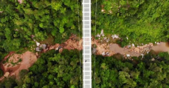 Copertina di “È il ponte pedonale di vetro più lungo al mondo”: le spettacolari immagini nel mezzo di due vallate