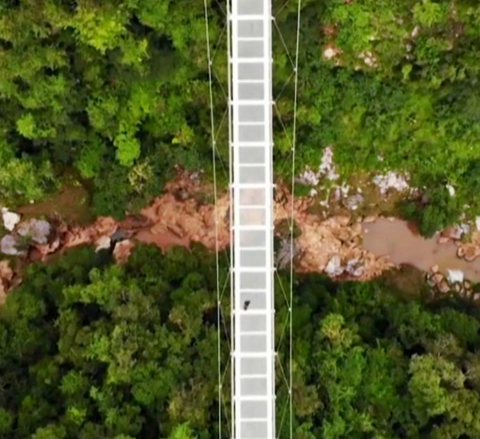 “È il ponte pedonale di vetro più lungo al mondo”: le spettacolari immagini nel mezzo di due vallate