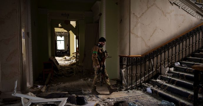Guerra Russia-Ucraina, nel palazzo regionale di Kharkiv devastato dai razzi russi: “Qui solo sangue e macerie. Sono vivo per miracolo”