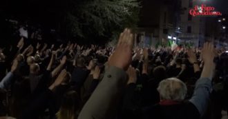Milano, il “presente” e il saluto romano: circa mille persone con fiaccole accese e bandiere tricolore al corteo per Sergio Ramelli – Video