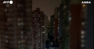 Copertina di Covid, protesta contro il lockdown a Shanghai: i residenti sul balcone sbattono pentole e fanno rumore – Video