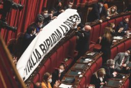 Copertina di “Se la missione cambia natura, il governo deve venire in Aula”