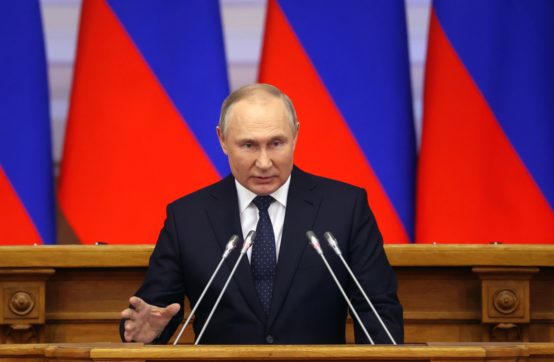 Cremlino: “Contingente europeo in Ucraina inaccettabile”. Trump: “Armi a Kiev tramite la Nato che pagherà tutto”