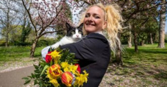 Copertina di Madre di due figli sposa la sua gatta di 5 anni (con tanto di cerimonia): “Non sono matta, ho un buon motivo”