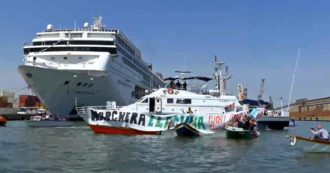 Copertina di Venezia, protesta in acqua degli attivisti di ‘No grandi navi’ contro l’ingresso delle crociere: “Devono stare fuori dalla laguna”