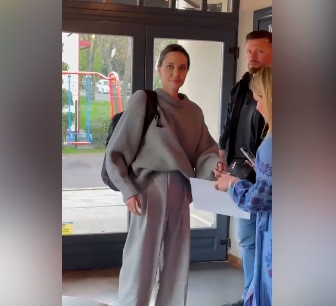 Ucraina, l’attrice Angelina Jolie in visita a Leopoli come inviata speciale per l’Onu: il video