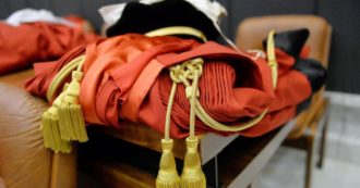 Copertina di Ora ce lo chiede anche l’Europa: “Norme violate”