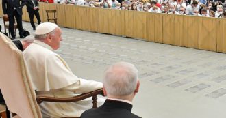 Copertina di Papa Francesco ai fedeli: “Questa gamba non va bene, vi saluto da qui seduto”