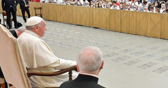 Papa Francesco ai fedeli: “Questa gamba non va bene, vi saluto da qui seduto”