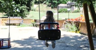 Copertina di Mantova, nei parchi giochi tornano le altalene per bambini: il comune le ha vietate per quasi 37 anni