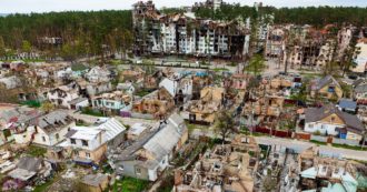 Copertina di Guerra in Ucraina, gli abitanti tornano nel condominio di Irpin trasformato in ‘hotel’ dai russi: ‘Lo hanno devastato, andrà abbattuto’