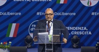 Il direttore del Tg2 sul palco di Fratelli d’Italia a Milano, il Pd: ‘Fatto senza precedenti, serve chiarimento urgente’. Fdi: ‘Attacco vergognoso’