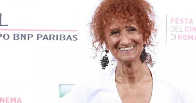 Copertina di “Paolo Villaggio? Barbara D’Urso gli chiese come mi avesse scelta e lui rispose ‘come si sceglie un cesso’, poi quando uscimmo dallo studio fu tenero”: parla Anna Mazzamauro