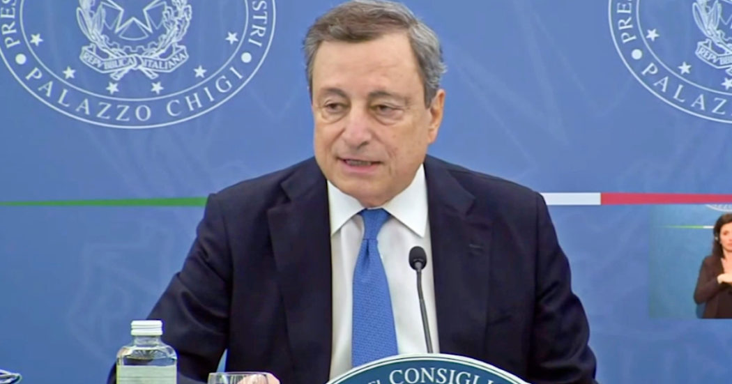 Draghi: “Bonus di 200 euro per i redditi fino a 35mila euro. Risorse da tassa su extraprofitti delle aziende dell’energia”