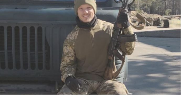 Guerra Russia-Ucraina, l’ex calciatore Ivan Luca Vavassori lascia l’esercito di Kiev: “Sono stanco, è ora di riprendermi la mia vita”