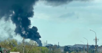 Copertina di Guerra Russia-Ucraina, incendio e colonna di fumo nero dall’acciaieria Azovstal di Mariupol – Video